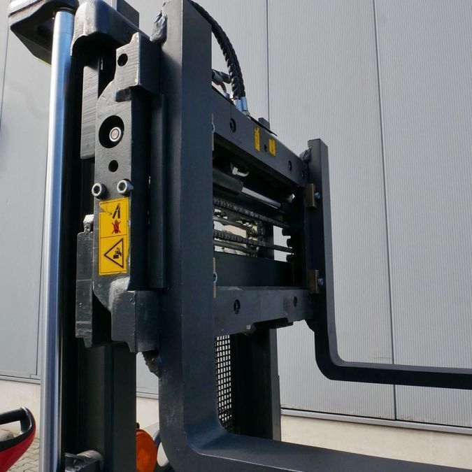 Електричний штабелер LINDE L06AC з відкидною платформою оператора