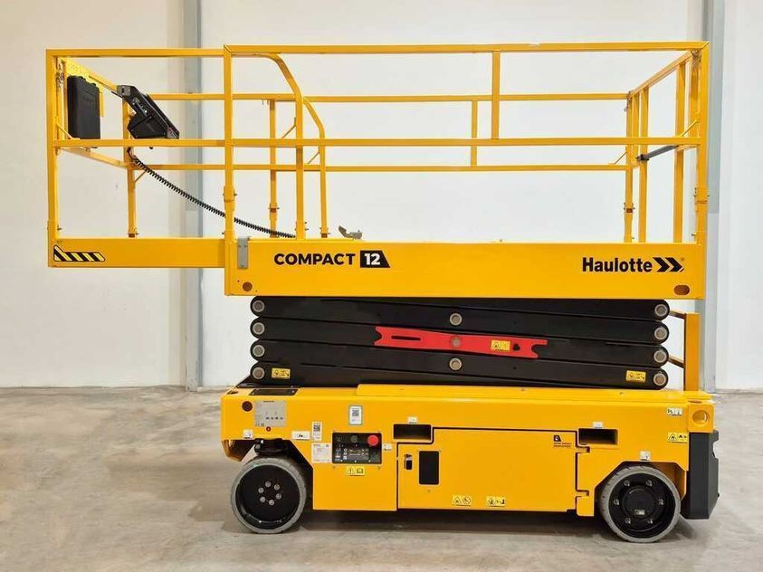 Ножичний підйомник HAULOTTE COMPACT 12 AE (робоча платформа)