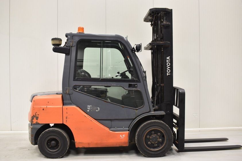 Дизельный погрузчик TOYOTA 02-8FDF30