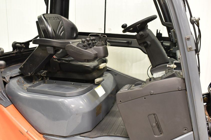 Дизельный погрузчик TOYOTA 02-8FDF30