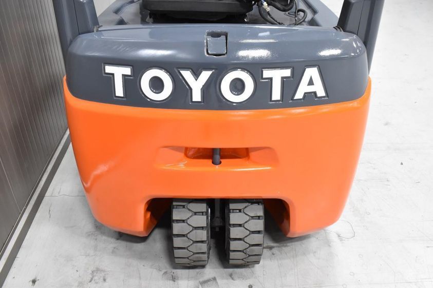 Электрический погрузчик TOYOTA 8FBE18T с маленькой наработкой