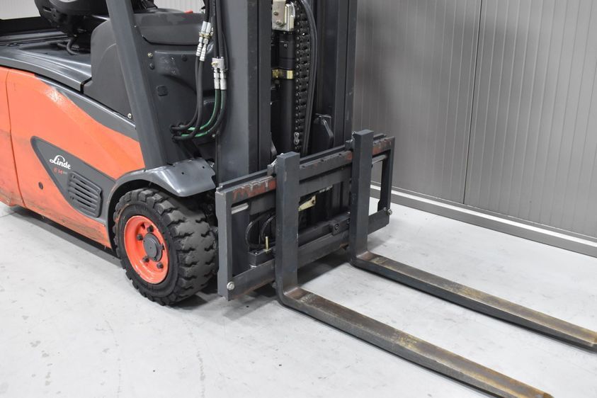 Електричний навантажувач LINDE E14-02 триопорний з малим напрацюванням