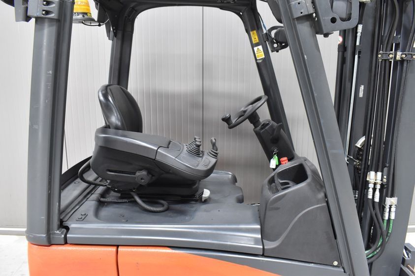 Електричний навантажувач LINDE E14-02 триопорний з малим напрацюванням