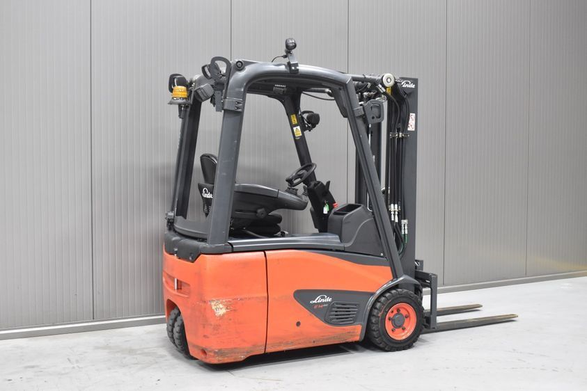 Електричний навантажувач LINDE E14-02 триопорний з малим напрацюванням