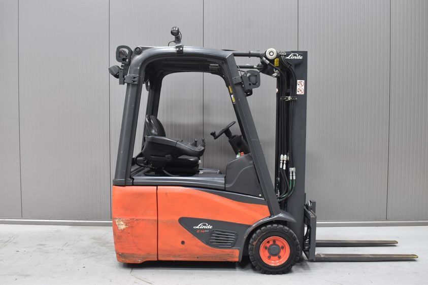 Електричний навантажувач LINDE E14-02 триопорний з малим напрацюванням