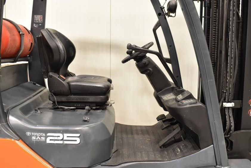 Газовый погрузчик TOYOTA 8FGCU25