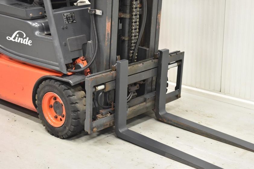 Электрический погрузчик LINDE E14-02 трехопорный