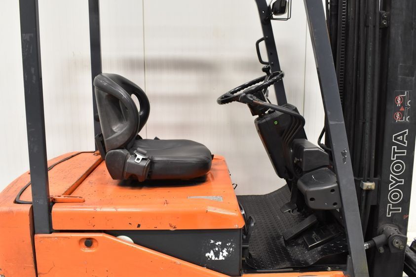 Электрический погрузчик TOYOTA 5FBE18 трехопорный