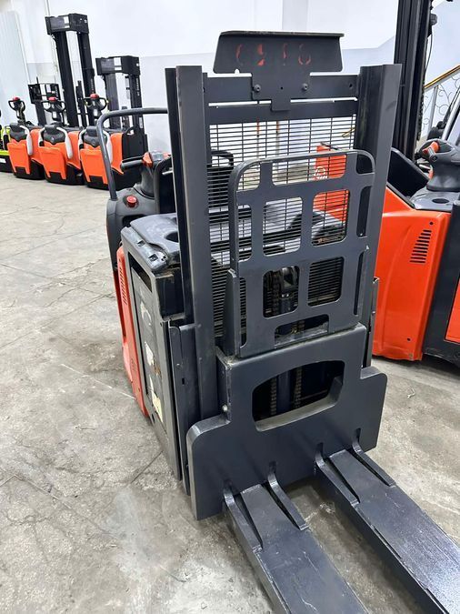 Комплектувальник замовлень LINDE N 20 LX. Висота підйому 960 мм.