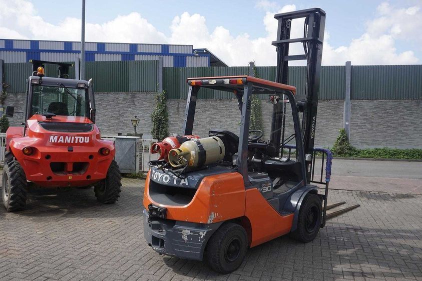 Газовый погрузчик TOYOTA 02-8FGF30