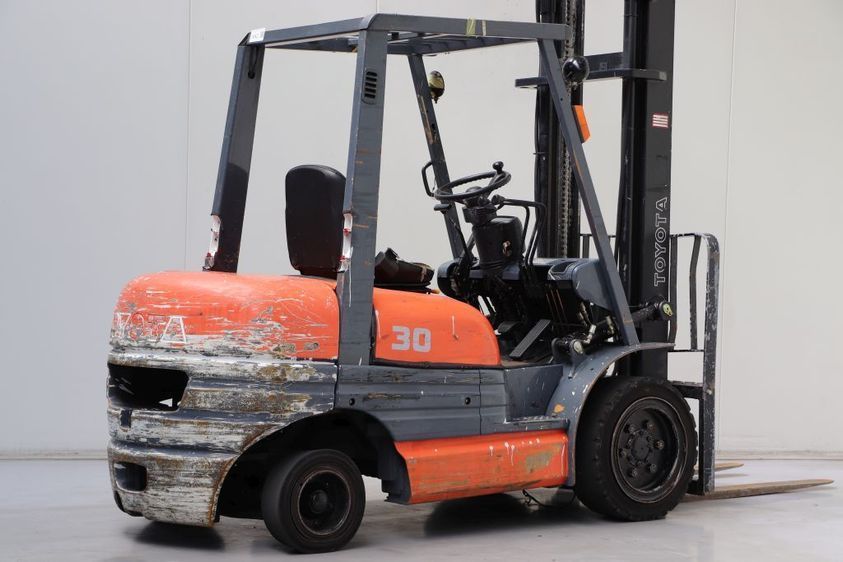 Дизельный погрузчик TOYOTA 02-6FDF30