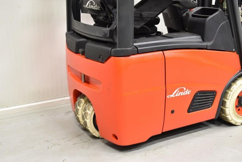 Электрический погрузчик LINDE E 12-01 трехопорный