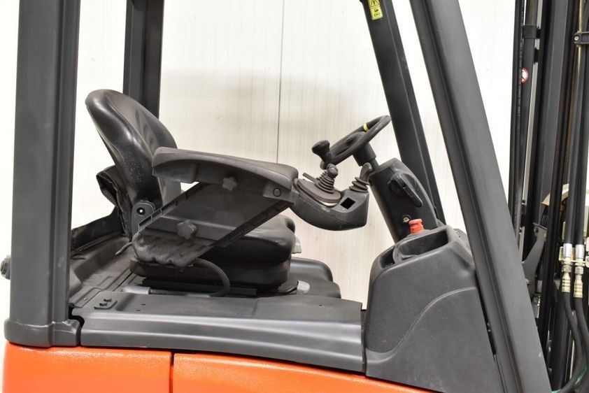 Электрический погрузчик LINDE E 12-01 трехопорный