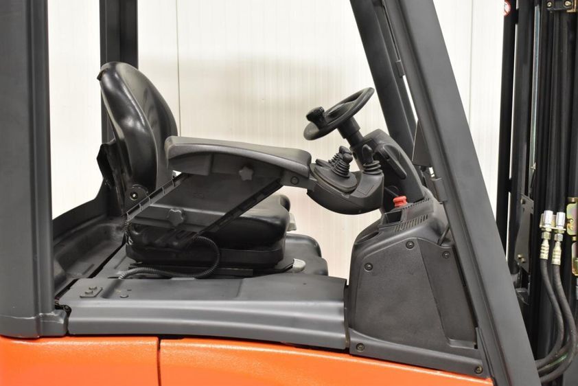 Электрический погрузчик LINDE E12-01 трехопорный