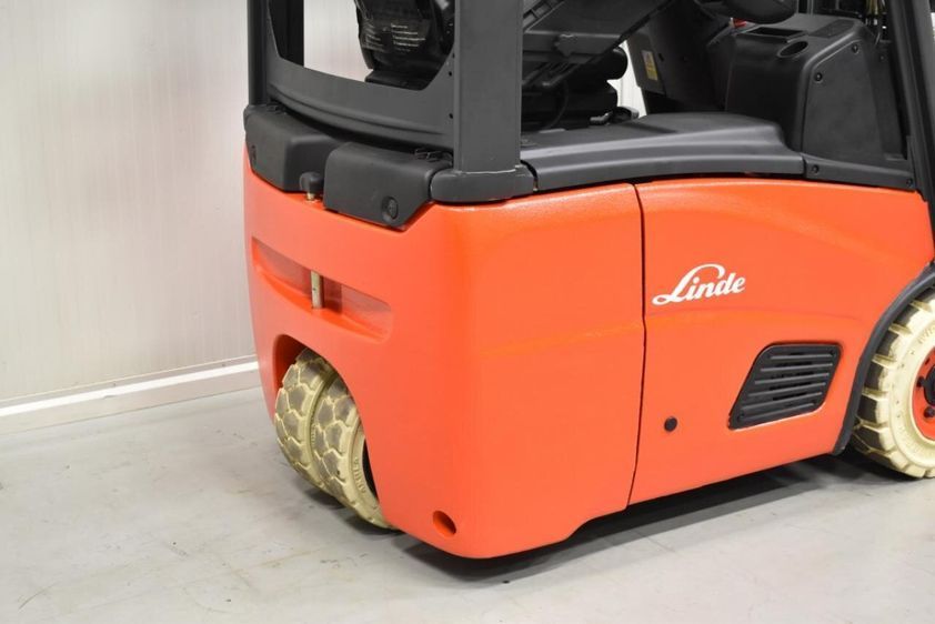 Электрический погрузчик LINDE E12-01 трехопорный