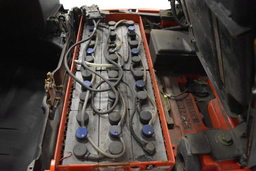 Электрический погрузчик LINDE E12-01 трехопорный
