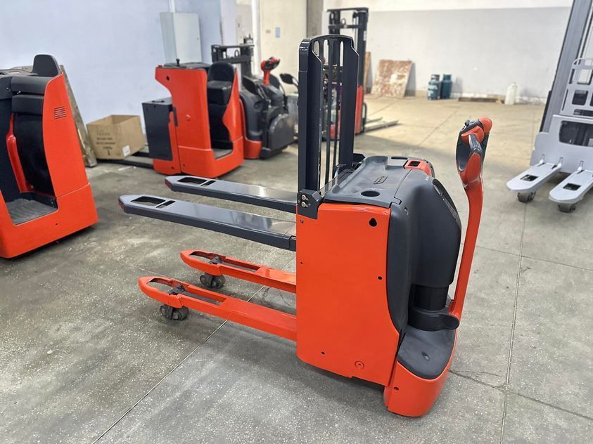 Електричний візок Linde T16L з висотою підйома 750 мм