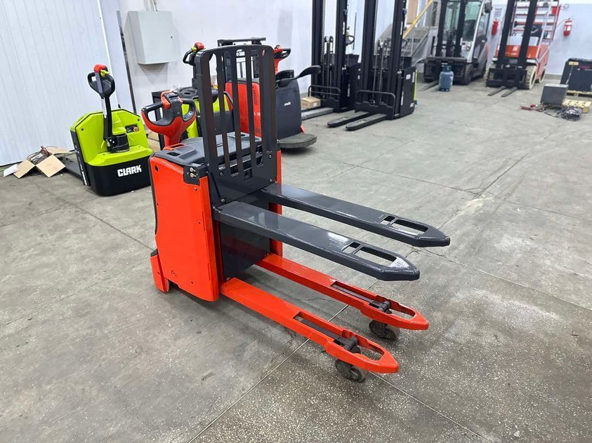 Електричний візок Linde T16L з висотою підйома 750 мм