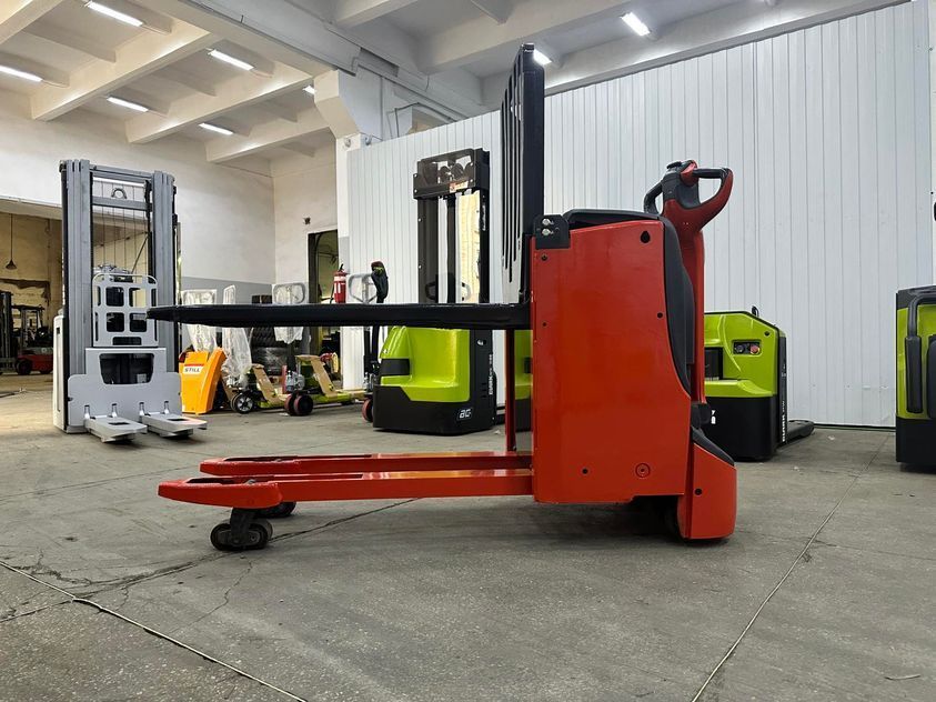 Електричний візок Linde T16L з висотою підйома 750 мм