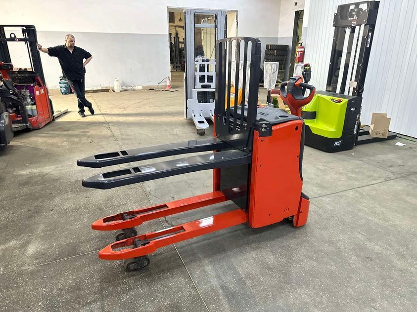 Електричний візок Linde T16L з висотою підйома 750 мм