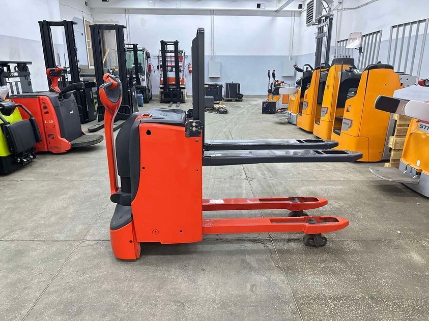 Електричний візок Linde T16L з висотою підйома 750 мм