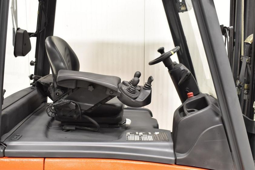 Електричний навантажувач LINDE E 18-01 трьохопорний