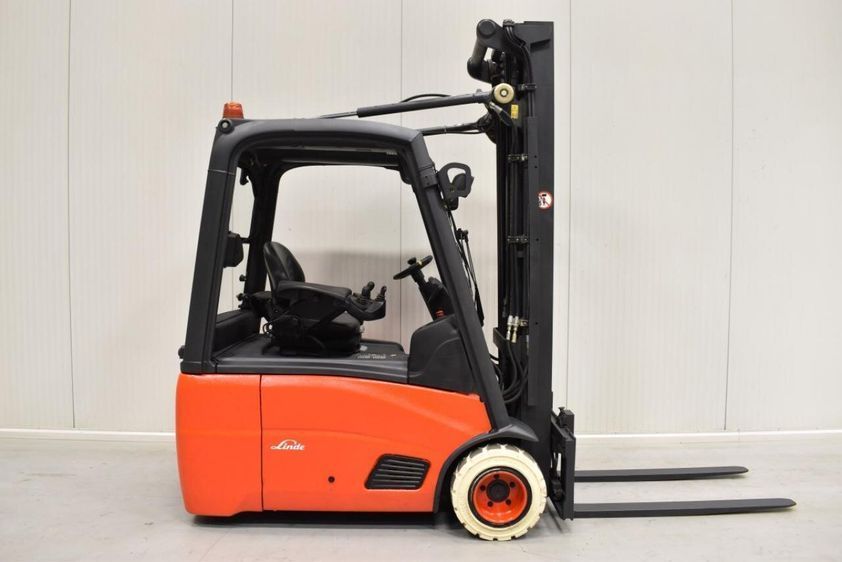 Електричний навантажувач LINDE E 18-01 трьохопорний