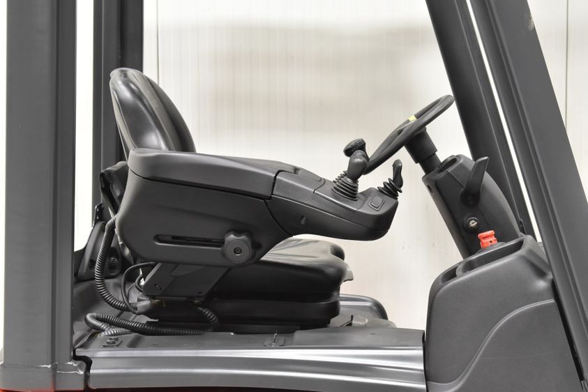 Электрический погрузчик LINDE E 12 трехопорный