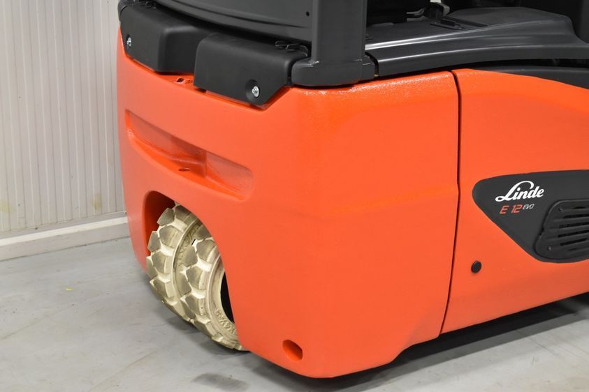 Электрический погрузчик LINDE E 12 трехопорный