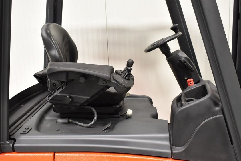 Электрический погрузчик LINDE E 16 C-01 трехопорный