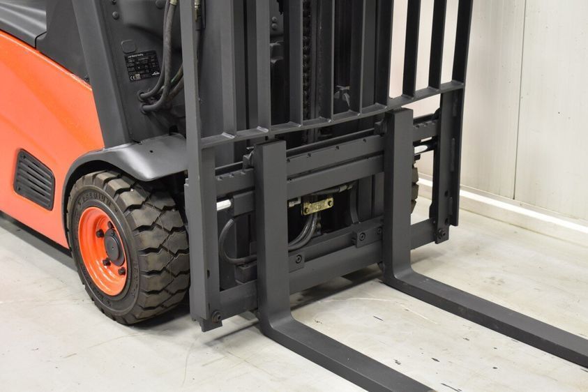 Электрический погрузчик LINDE E 16 C-01 трехопорный