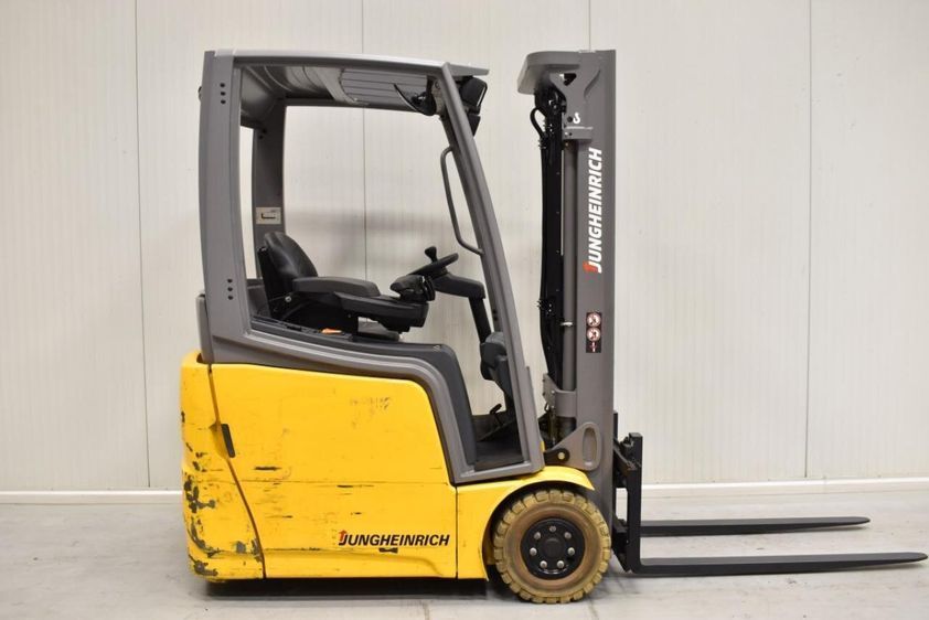 Електричний навантажувач JUNGHEINRICH EFG 215 трьохопорний