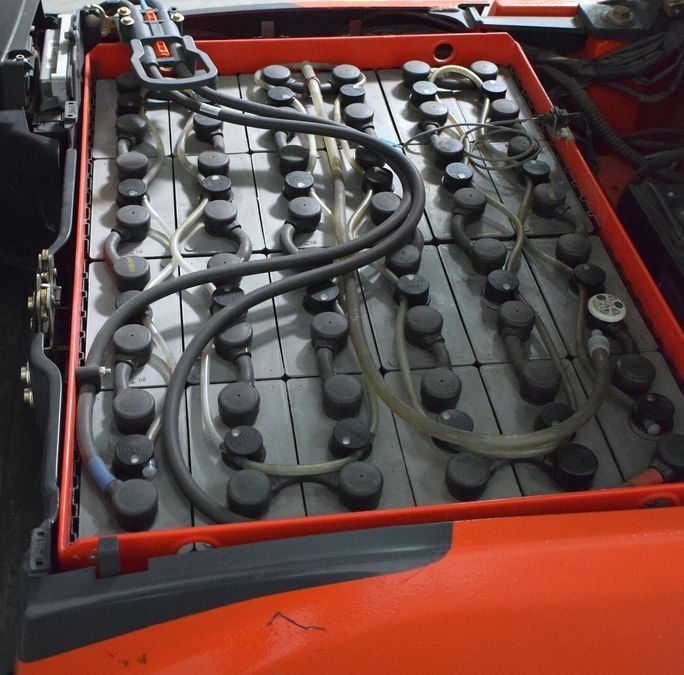 Електричний навантажувач LINDE E 18-02 трьохопорний