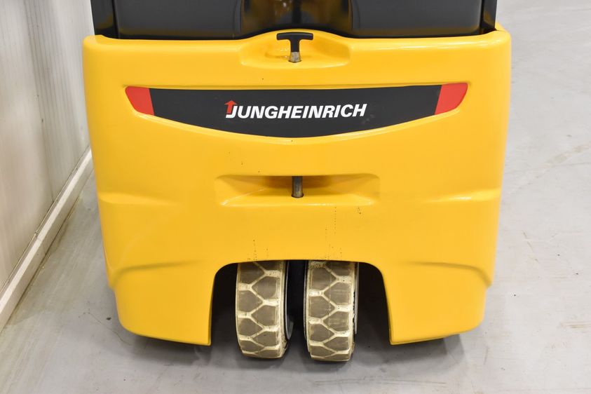 Електричний трьохопорний навантажувач JUNGHEINRICH EFG215.