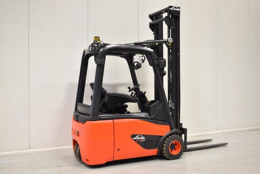 Електричний навантажувач LINDE E18-02 (386) трьохопорний