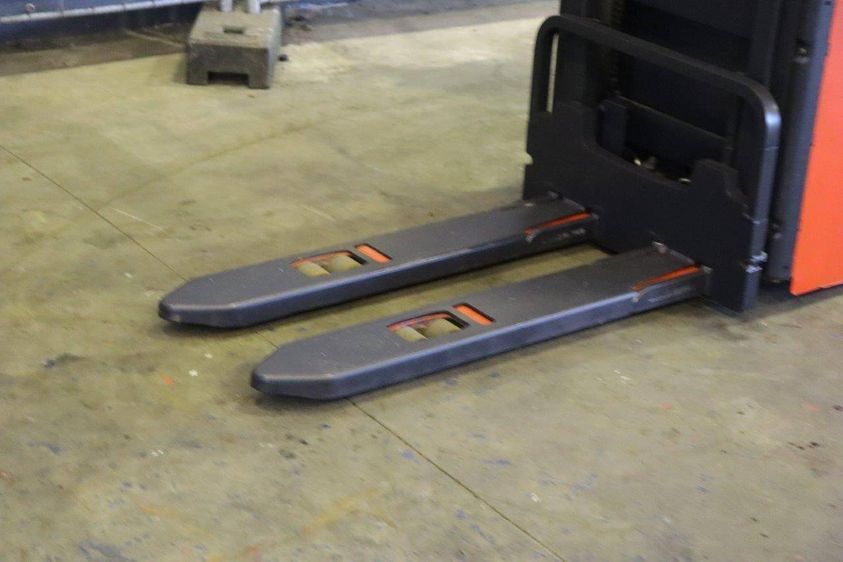 Електричний штабелер LINDE L 12