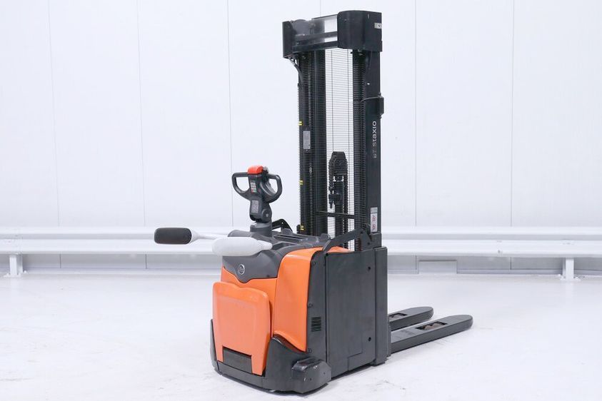 Электрический штабелер BT SPE-160-L с платформой оператора