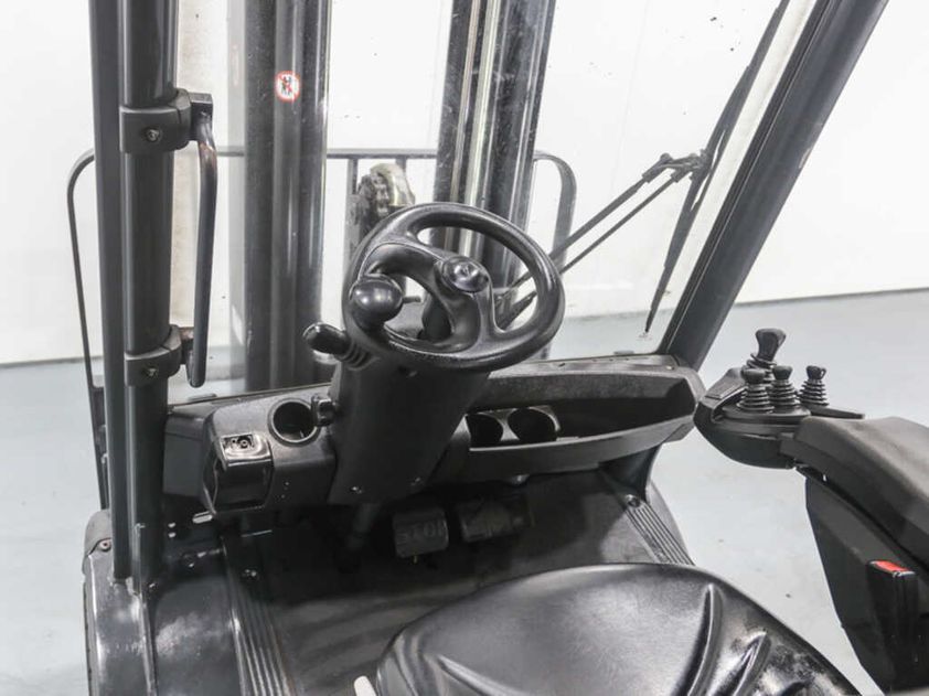 Газовий навантажувач LINDE H30T (393 серія)