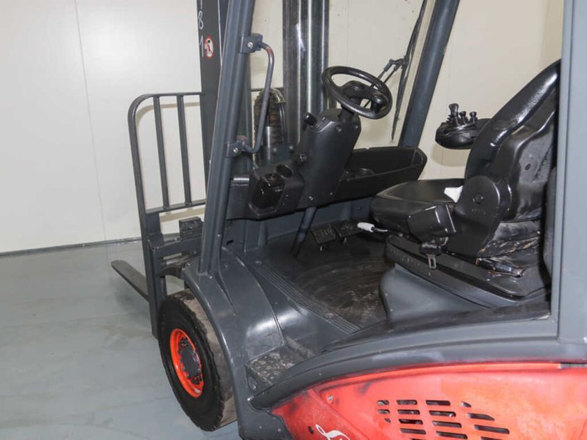 Газовий навантажувач LINDE H30T (393 серія)