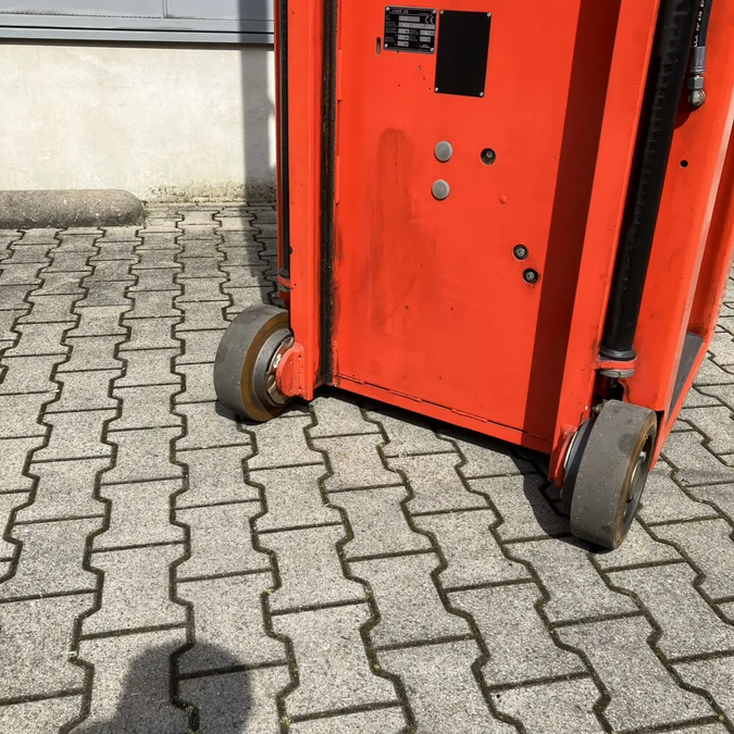 Електричний навантажувач Linde E10 трьохопорний