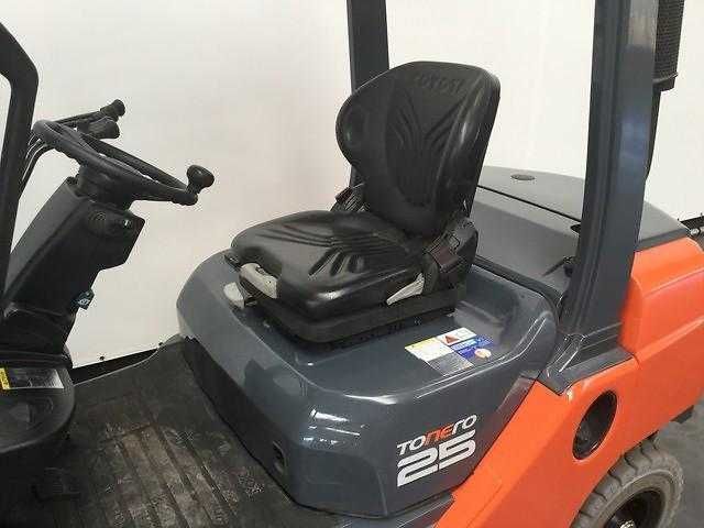 Дизельний навантажувач TOYOTA 02-8 FDF 25