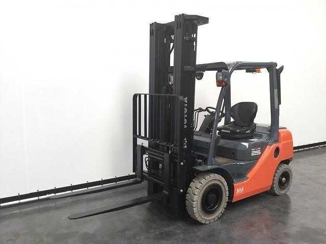 Дизельний навантажувач TOYOTA 02-8 FDF 25