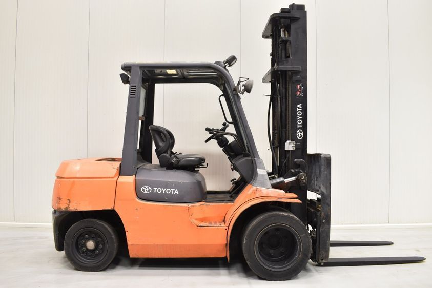 Дизельний навантажувач TOYOTA 02-7FD35