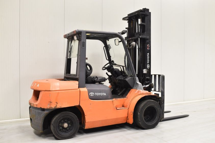 Дизельний навантажувач TOYOTA 02-7FD35