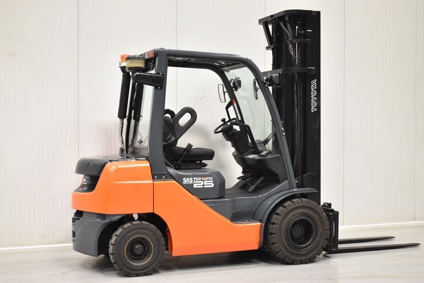 Дизельный погрузчик TOYOTA 02-8FDF25