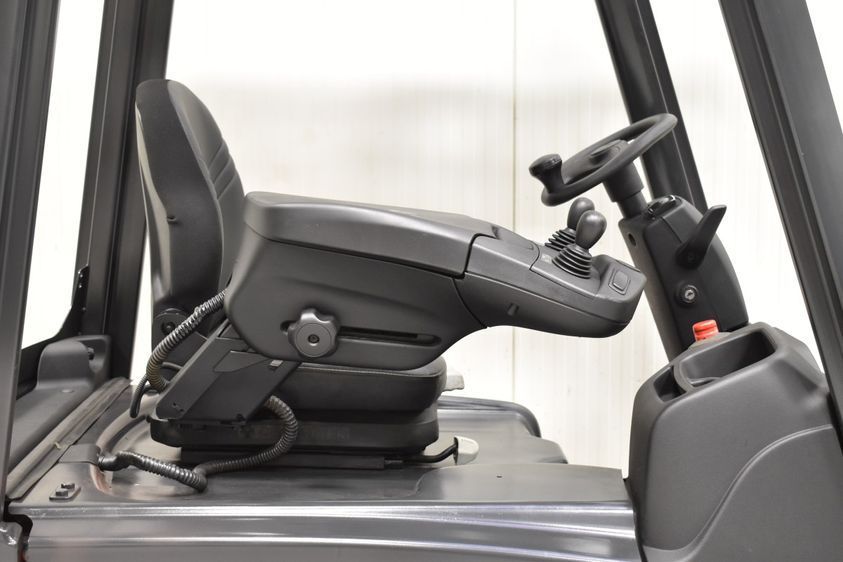 Электрический погрузчик LINDE E 16 C-02 трехопорный