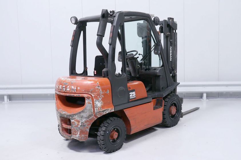 Дизельный погрузчик Nissan FD02A25Q