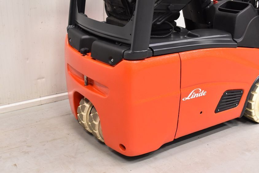 Електричний навантажувач LINDE E 16 C-01 трьохопорний