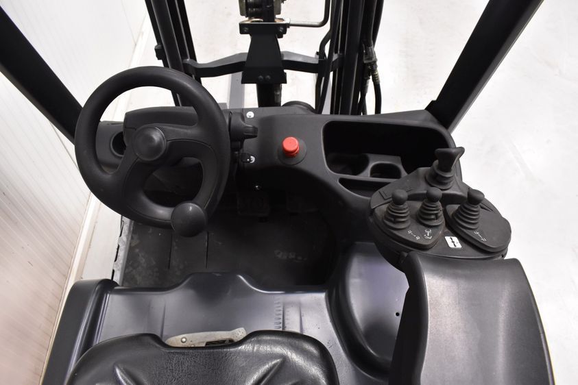 Електричний навантажувач LINDE E 16 C-01 трьохопорний