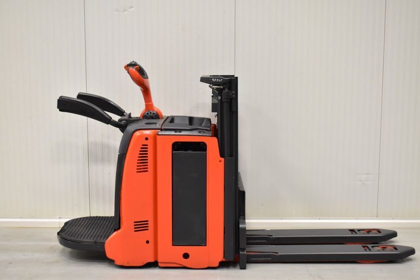 Електричний штабелер LINDE L 12 LAP